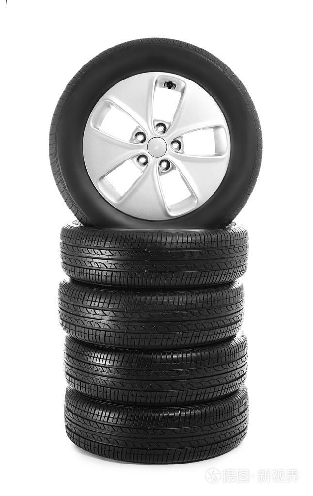 白色背景上的汽车轮胎
