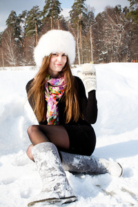 在冬天戴白帽子的漂亮女孩
