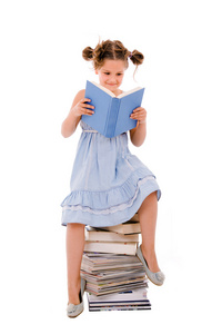 形象的女生坐在书堆上和阅读之一