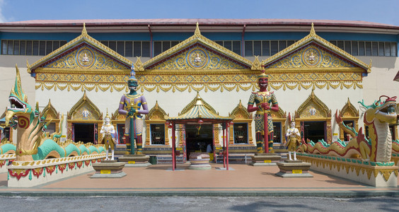 雕刻在泰国寺佛寺上岛佩纳