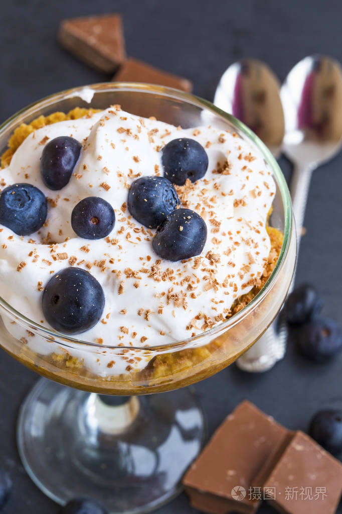 杯提拉米苏甜点配蓝莓