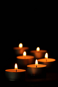 很多蜡烛火焰在黑暗中发光