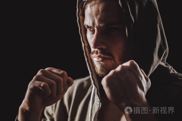 关闭侧面视图男性运动员的照片与强硬的外观