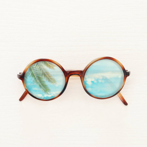 sunglasse 白色木质背景的假期和夏季图像