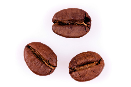 三种咖啡豆。在白色背景上孤立