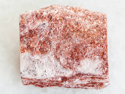 东陵石原始的粉红色东陵石头在白色大理石摄影图