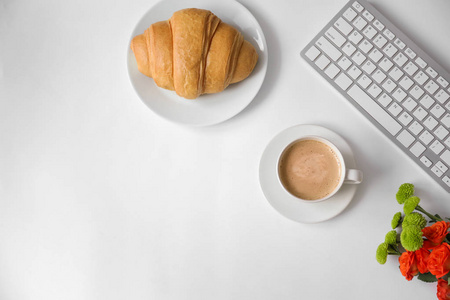 美味的羊角面包, 杯咖啡和键盘