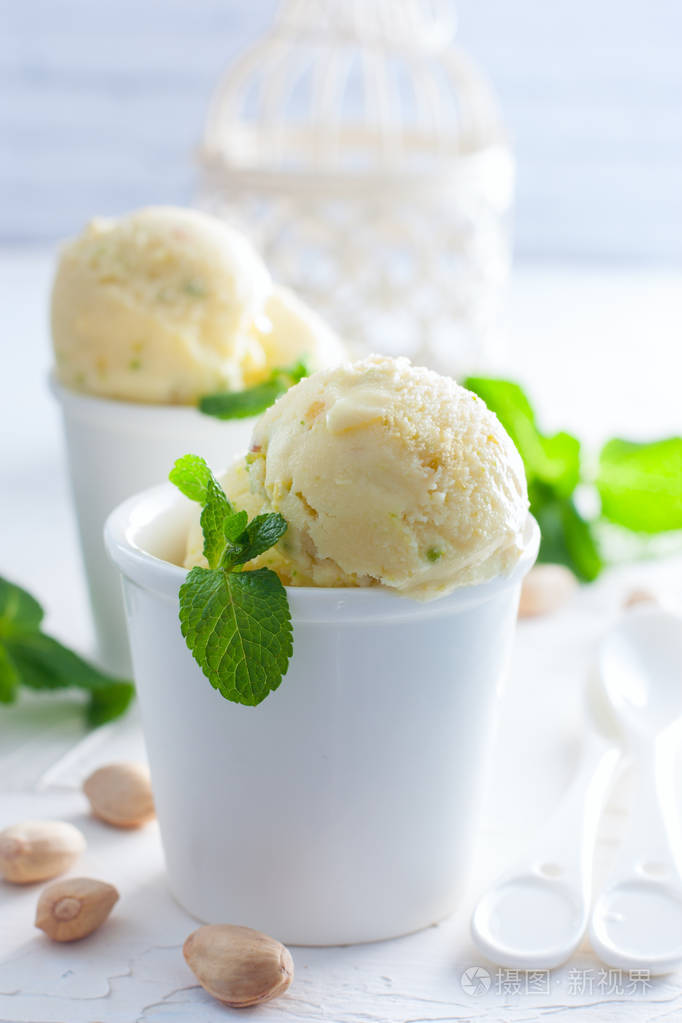自制的开心果冰淇淋在白色杯子选择焦点
