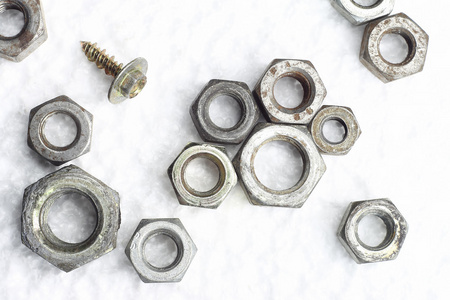 等大的方式大船把生锈的螺旋桨卸在海边大生锈的金属螺母锁隔离螺丝刀