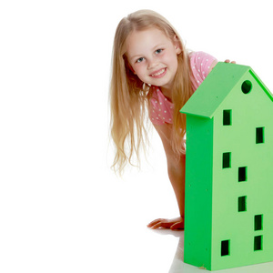 小女孩玩木头房子