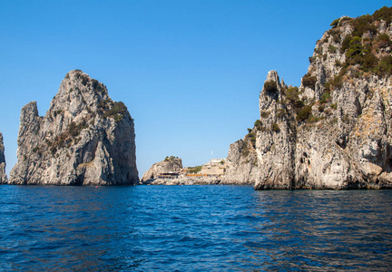 查看从巨贾岩石上意大利卡普里岛上的船