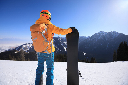 一滑雪板与滑雪板在冬天山顶上