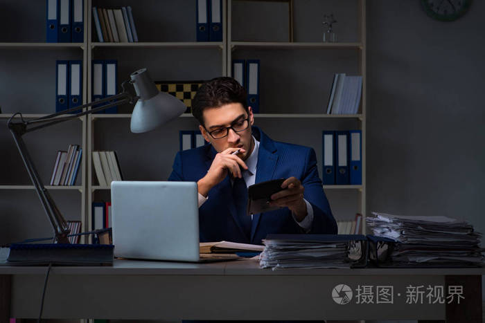 工作到深夜在办公室加班奖金的商人