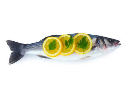 新鲜鱼与柠檬和欧芹在白色隔离