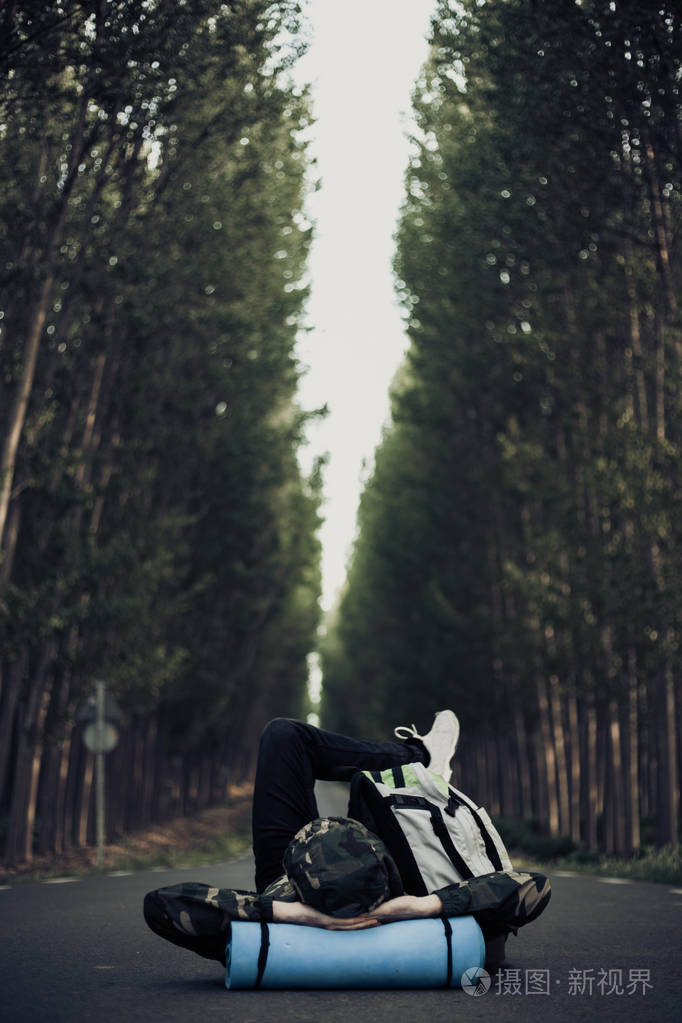 年轻的背包客徒步旅行者在路上