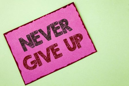 持续激励自己的经营理念成功永不回头写在粉红色粘纸条上的纯背景照片