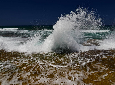 海, 太阳和海浪在海景上