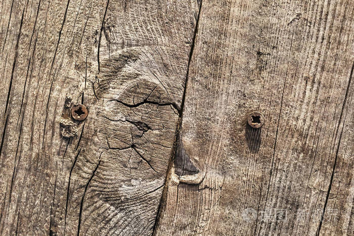 老风化腐烂破获打结粗松木木材肮脏的表面与生锈的菲利