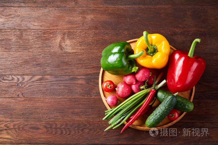 蔬菜木盘子在乡村的木质沙拉上特写选择性聚焦