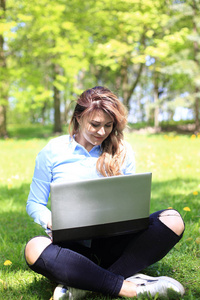 年轻漂亮的女孩笔记本电脑户外 工作的躺在草地上，白种人 20 岁