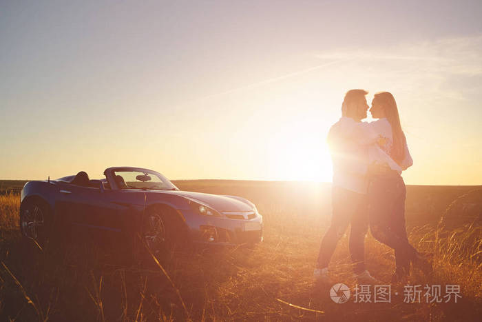 美丽的情侣亲吻和拥抱