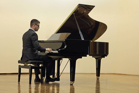 钢琴家图片