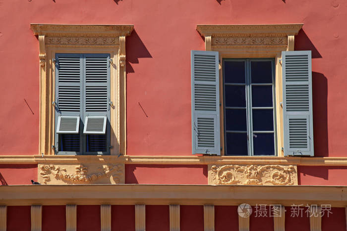 华丽的窗户灰色百叶窗在旧的红色粉刷房子, 尼斯, 法国