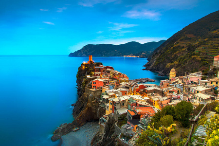 Vernazza 村庄，鸟瞰图上红色的夕阳。五渔村古尔