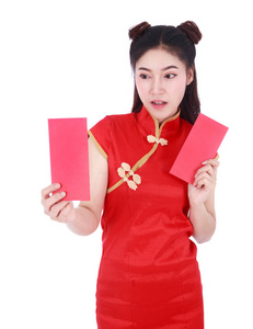 开心概念中的女子穿旗袍和手持红色信封