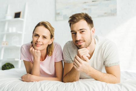 年轻的高加索夫妇在床上的肖像
