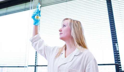 女性研究者化学学生特写