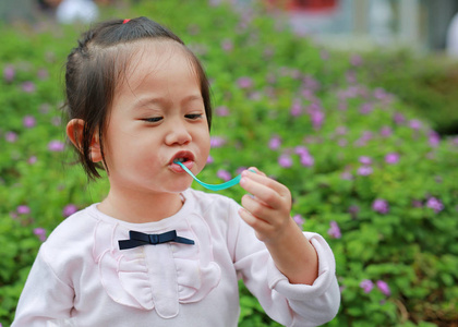 可爱的小女孩喜欢吃泡沫口香糖