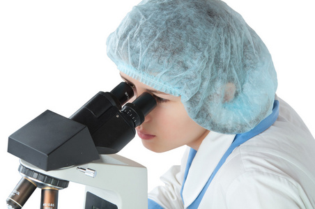 女学生使用显微镜