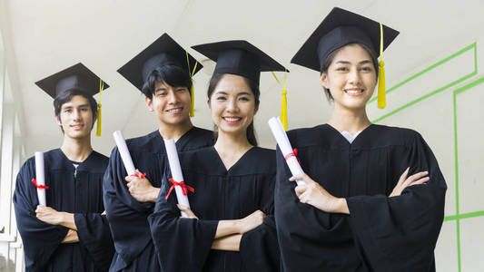 人学生男人和女人黑色毕业袍持有文凭和站在一起 与快乐和优雅的感觉相似素材图片 摄图新视界