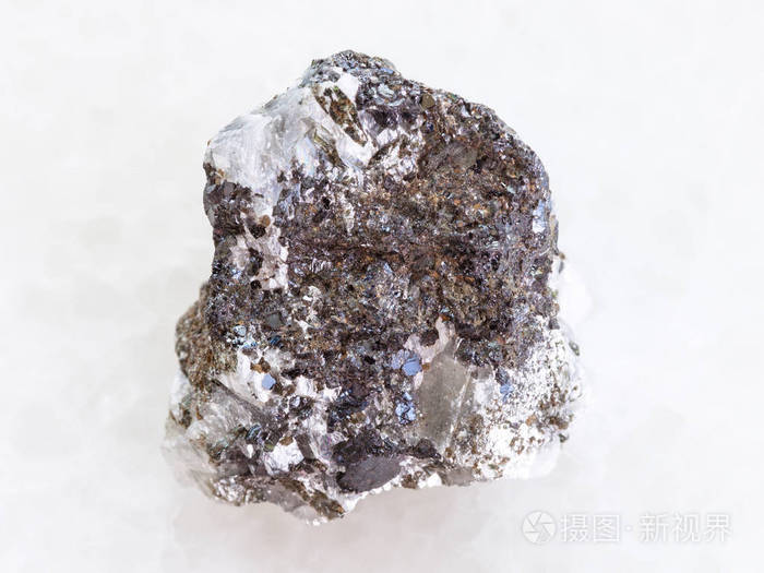 未加工的闪锌矿 (锌闪锌矿) 石头在白色大理石