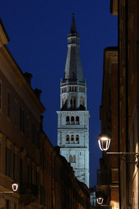 Ghirlandina 钟楼在意大利摩德纳, 世界遗产遗址, 夜场面