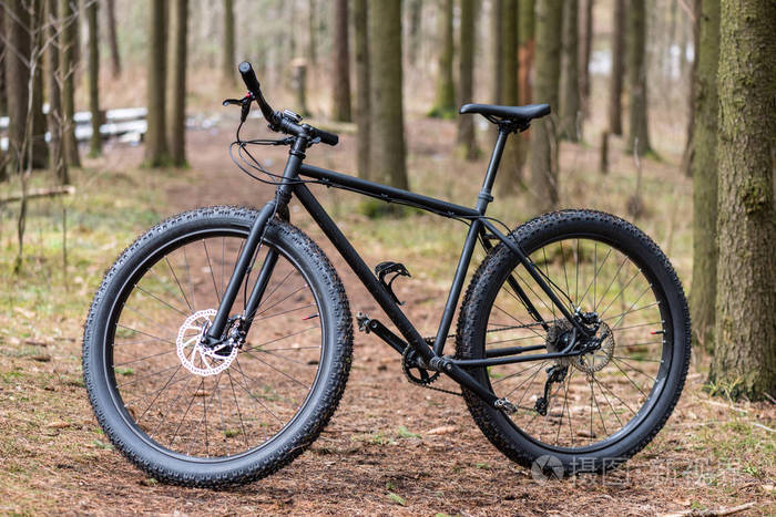 森林里有大轮子的黑色大自行车