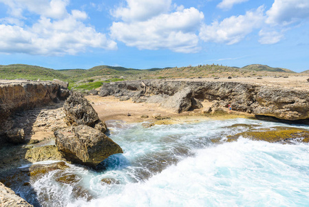 Shete 博卡国家公园海滩上的海浪在 Abc 群岛库拉索岛的加勒比岛上坠毁
