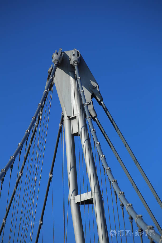 蓝天前悬索桥细部