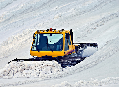 在工作扫雪