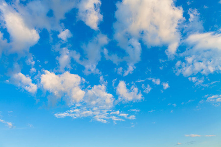 天空与云彩和太阳