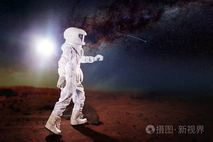 宇航服中的宇航员肖像 未来的宇航员在地球上 站立和伸展手离开照片 正版商用图片 摄图新视界