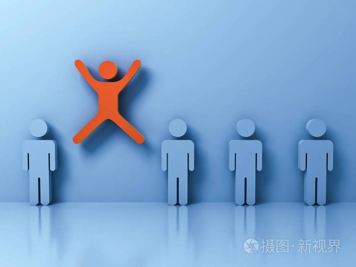 站出来的人群和不同的创意理念一个人跳着双臂敞开在其他人的浅蓝色