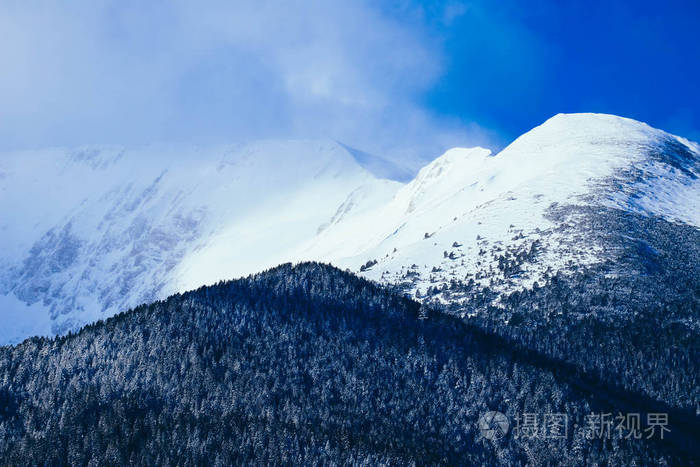 高山雪山, 美丽的自然冬日背景。冰顶 o