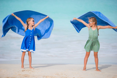 快乐的女孩有乐趣运行和享受在热带海滩的白色沙子和绿松石海洋水的假期