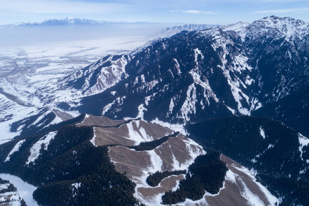 高山滑雪与滑雪胜地的鸟瞰图