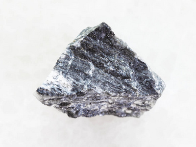 白色大理石上的粗 stibnite 矿石