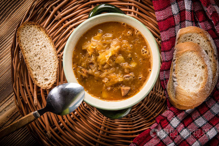 传统的俄罗斯酸白菜汤