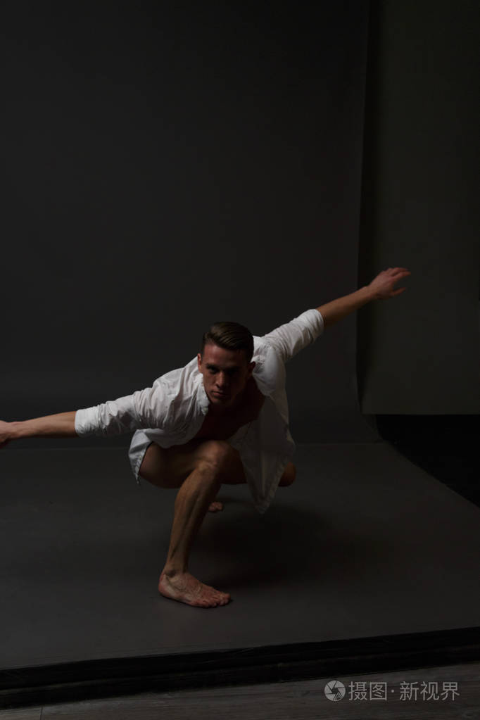 男人用黑色的裤子跳舞