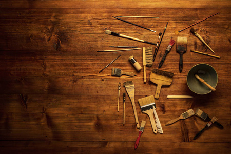 用很多类型的画笔和其他工具在木质背景下绘画静物画